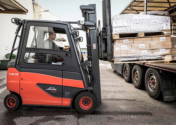 stapler-beim-verladen-mit-staplerleitsystem L-mobile, digitalisierte Lagerlogistik, Staplerleitsystem, L-mobile SLS