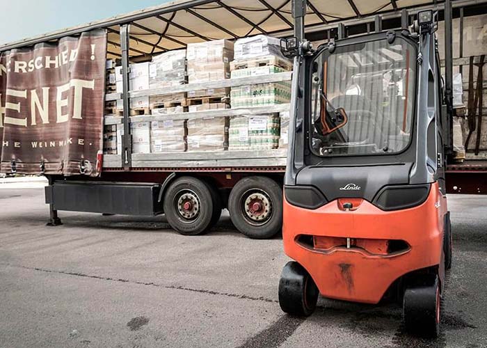 Stapler beim Verladen von Ware im Außenlager, Staplerleitsystem Stapler beim Verladen von Ware im Außenlager, Staplerleitsystem