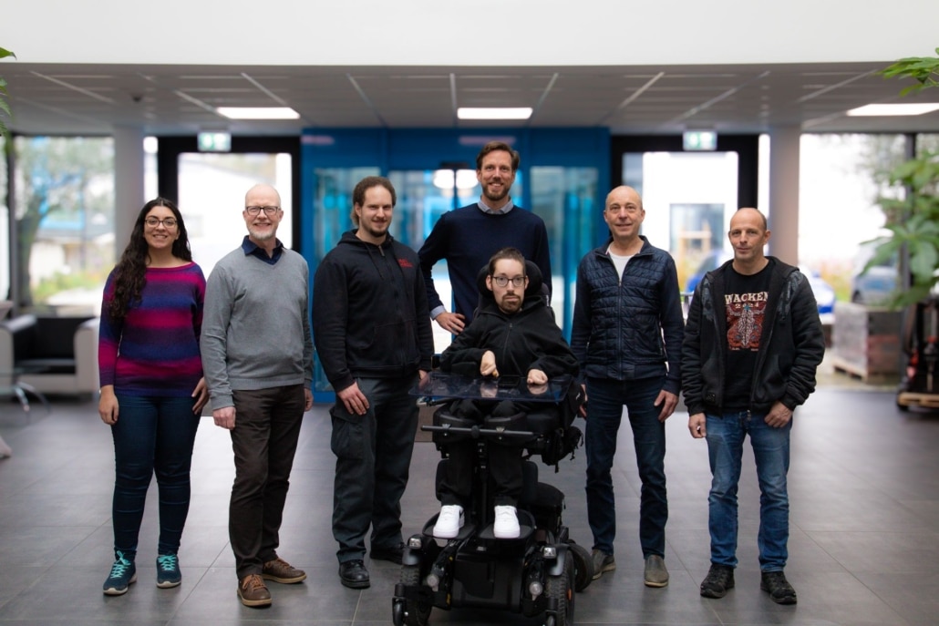 L-mobile Karriere - Teamfoto der Tech & Development-Abteilung bei L-mobile: Eine Gruppe von engagierten Entwicklern und Entwicklerinnen bei der L-mobile im Rems-Murr-Kreis