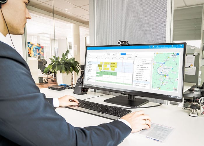L-mobile, Disponent arbeitet mit der automatisierten Einsatzplanung einer Instandhaltungssoftware bzw. einer Dispositionssoftware