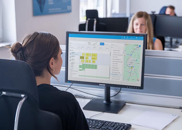 L-mobile, Tourenplanungssoftware für KMU in der Disposition, Disponentin arbeitet mit digitaler Plantafel