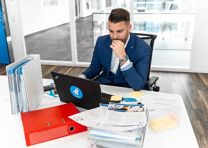 L-mobile, Wechsel der Field Service Management Software aufgrund zu hoher manueller und nach wie vor papierlastiger Prozesse, Mitarbeiter arbeitet viel mit Papier