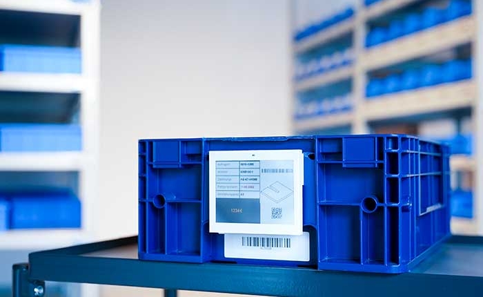 Kleinladungsträger (KLT) wird per mobiler Lösung in Microsoft Dynamics 365 Business Central / NAV umgebucht – Startpunkt des automatisierten Materialflusses.