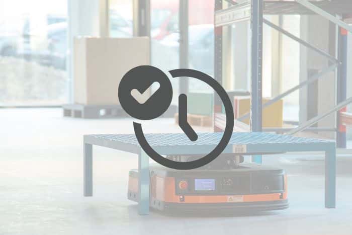 Ein fahrerloses Unterfahrzeug transportiert eine Box auf einem Transporttisch und steigert durch automatisierte Abläufe die Effizienz in Lager- und Produktionsprozessen deutlich