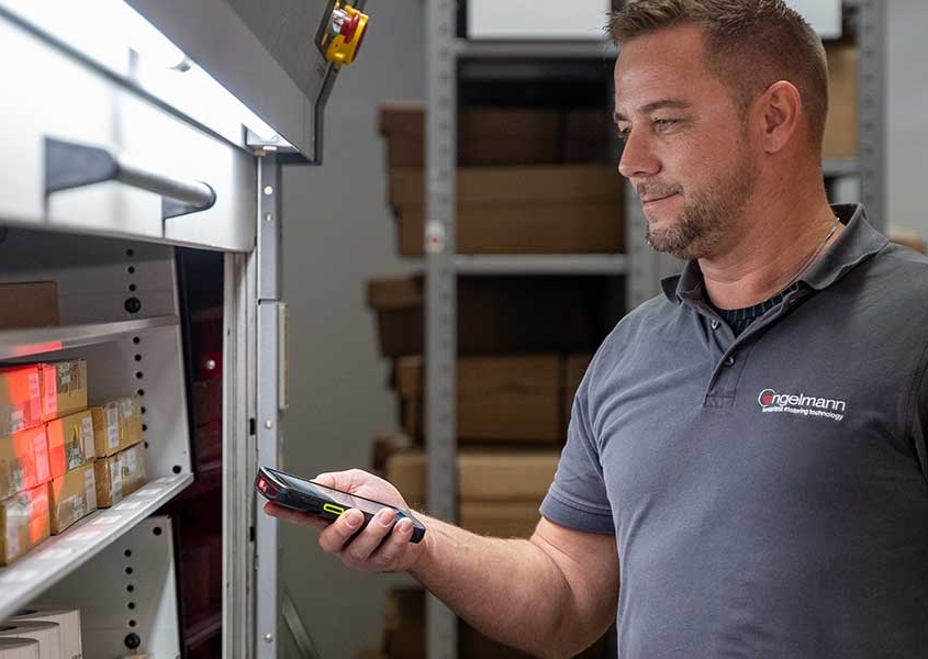 Ein Mitarbeiter arbeitet mit einer Scannerlösung an MS Dynamics 365 Business Central / MS Dynamics NAV, um Lagerprozesse sicherer und schneller abzuwickeln.
