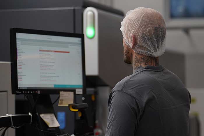 Mit BDE / MDE Produktionsdaten direkt an Ort und Stelle digital erfassen. Für eine transparente Produktion.