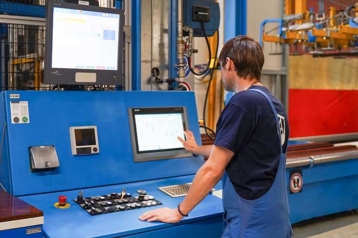 bde-software-zeitersparnis Mann an Maschine nutzt BDE Software zur Optimierung der Produktionsabläufe und Zeiteinsparnis.