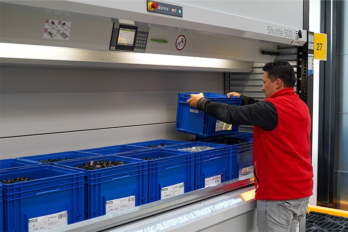 Automatisiertes Lagersystem mit Lagerlift und mobiler Lösung