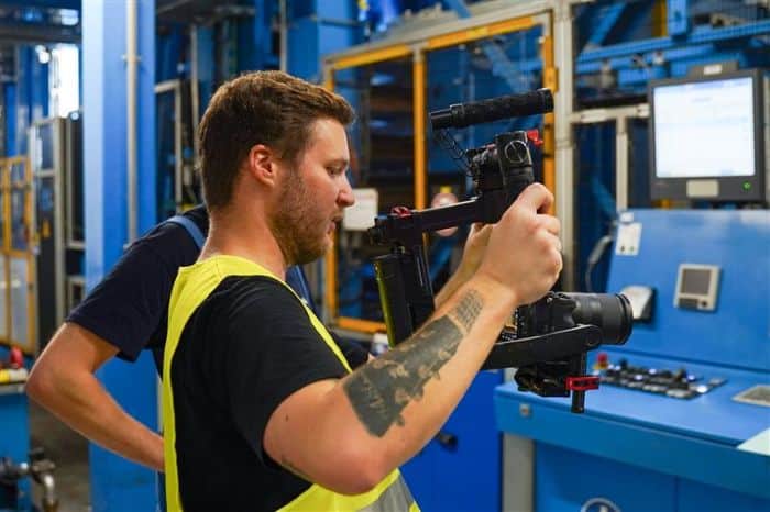 Kameramann Julian bei einem Kunden Referenzdreh für ein Videoprojekt