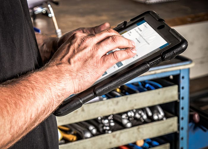 Digitaler Field Service im Maschinenbau in Form einer Service App, die der Techniker auf seinem Tablet nutzt