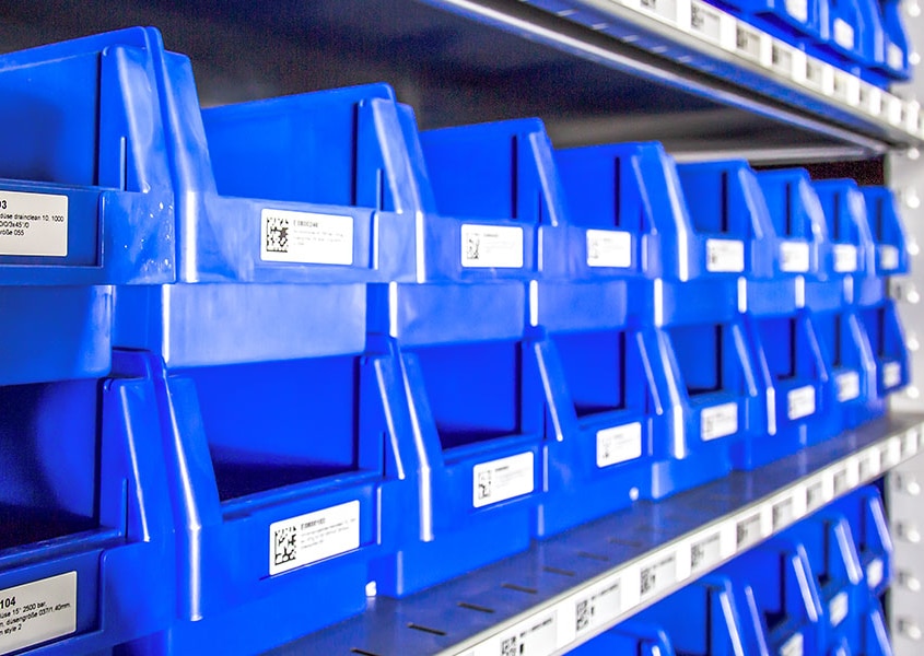 Ein Kanban-System im Lager optimiert die Materialbereitstellung und sorgt für einen reibungslosen Nachschub.