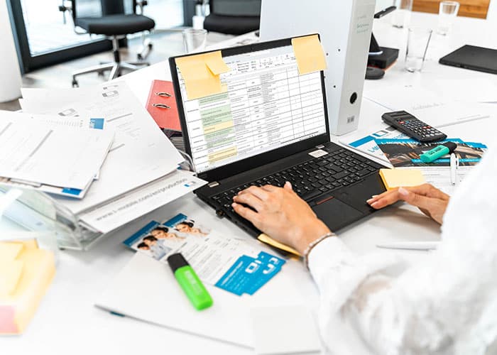 Papierchaos und fehlende Transparenz in der Disposition führt zu Problemen im Außendienst, weshalb ein digitaler Field Service im Maschinenbau ein häufiger Wunsch ist