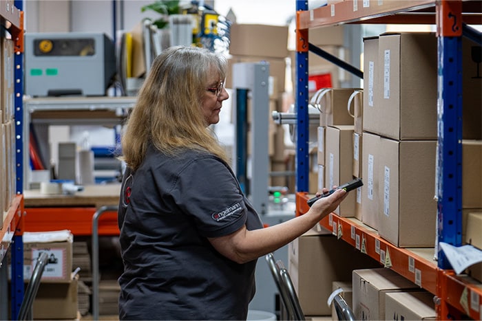 Arten der Lagerverwaltung: Manuell oder mit Lagerverwaltungssystem, Scanner und Automatisierungstechnik