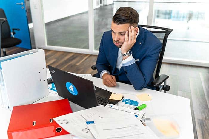 Servicemitarbeiter weiß nicht mehr weiter, da sein Proalpha Service Modul die spezifischen Anforderungen des After-Sales-Service nicht vollumfänglich abdecken kann