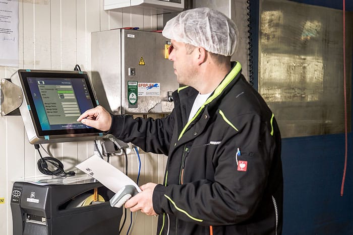 kanban-digital Ein Produktionsmitarbeiter gibt Nachschubdaten am Computer ein. Die digitale Kanban-Variante mit RFID-Kanban ersetzt traditionelle Papierkarten und erleichtert die Bedarfsmeldung in Echtzeit.