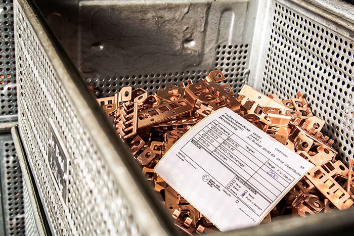 kanban-ohne-rfid Diese Gitterbox mit Kleinteilen und Kanban-Zettel zeigt einen traditionellen Nachschubprozess ohne RFID-Kanban, der fehleranfällig sein kann.