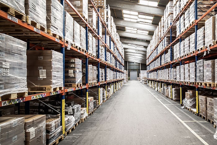 Großes Lager mit Regalen voller Materialien – Lagerbestände mit E-Kanban effizient verwalten und Lagerkosten reduzieren.