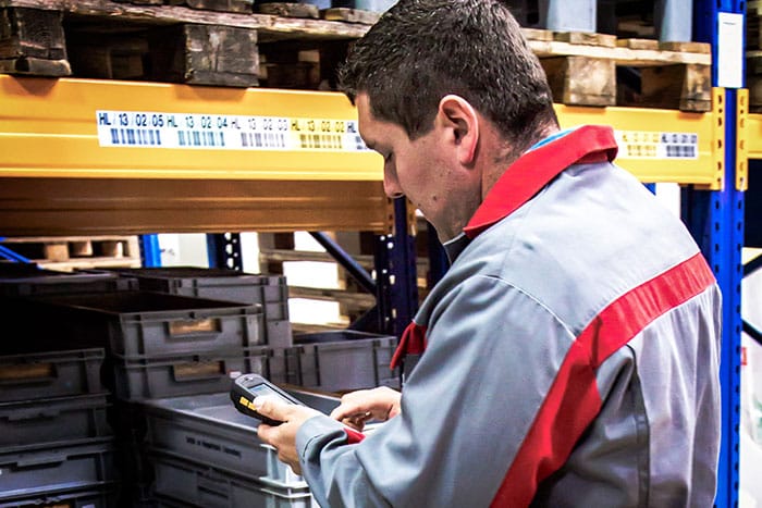 Mitarbeiter in der Produktion nutzt digitales Pufferlager zur effizienten Materialsteuerung