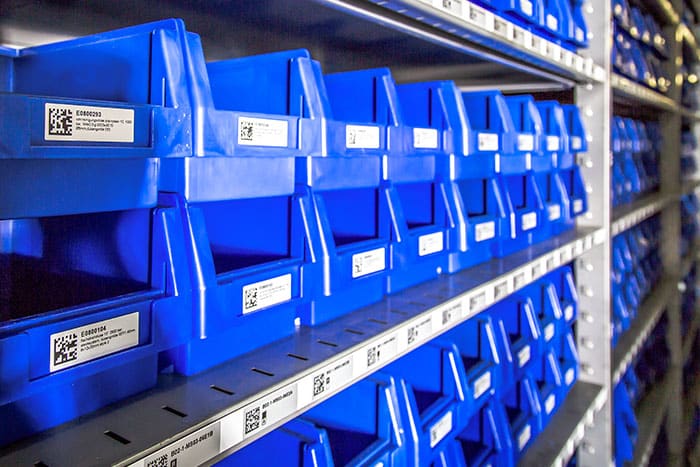 Pufferlager mit KLT-Behältern, gesteuert über ein digitales Kanban-System.