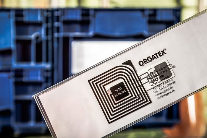 Die RFID-Technologie auf einer Kanban-Karte – ermöglicht die automatisierte Materialerfassung und effiziente Lagerbestandsverwaltung mit E-Kanban.