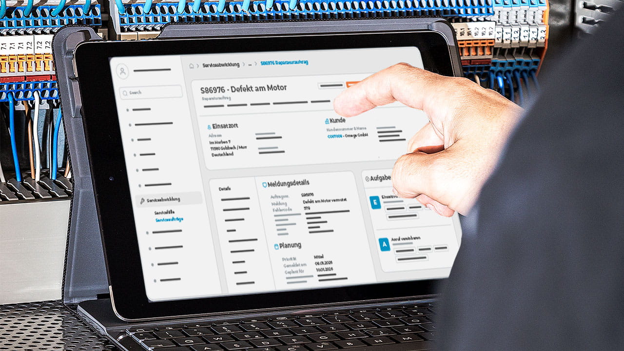 L-mobile, Field Service Management Software, digitale Checklisten erstellen bzw. bearbeiten in der Service App für den Einsatz im technischen Außendienst Techniker prüft am Tablet die Informationen zu seinem Einsatz im Serviceauftrag in L-mobile service und sieht hier alle Daten, die durch die ERP-Integration aus dem ERP-System importiert wurden.