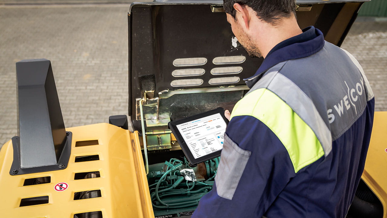 Techniker der Swecon Baumaschinen GmbH nutzt die L-mobile service Field Service App auf seinem Tablet Techniker der Swecon Baumaschinen GmbH nutzt die L-mobile service Field Service App auf seinem Tablet