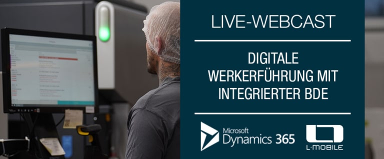 In der Produktionshalle meldet ein Mitarbeiter Betriebsdaten in Echtzeit über ein BDE-Terminal direkt an MS Dynamics 365 Business Central zurück.