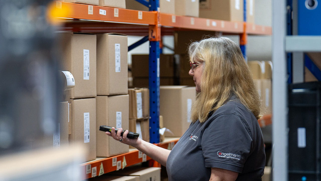 Lagermitarbeiterin führt mit der mobilen Scannerlösung L-mobile warehouse die Inventur durch Lagermitarbeiterin führt mit der mobilen Scannerlösung L-mobile warehouse die Inventur durch