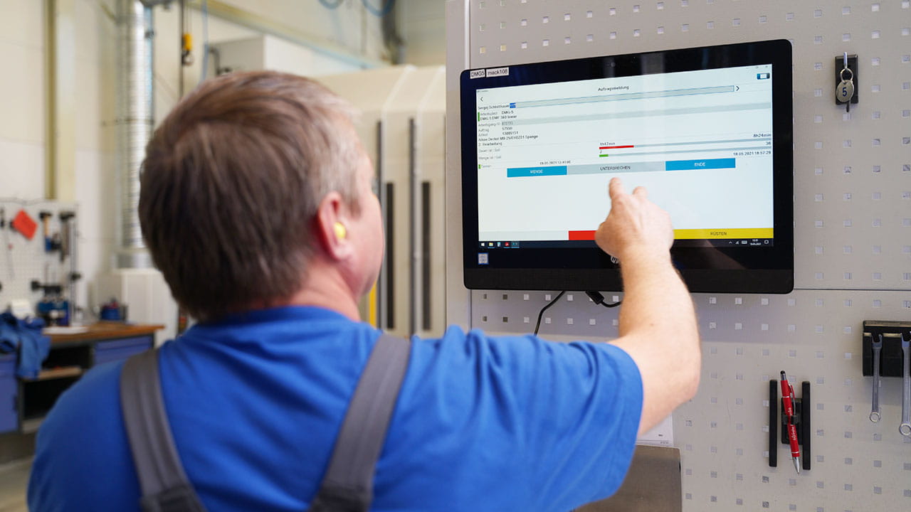 mack-alu-mitarbeiter-an-bde Produktionsmitarbeiter arbeitet am BDE-Terminal mit der Software für Betriebsdatenerfassung L-mobile BDE
