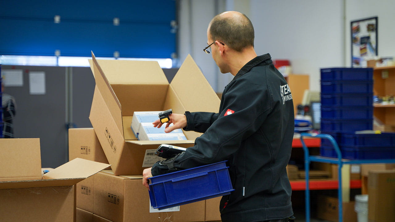 Lagerist arbeitet bei der Medico-Lab GmbH mit der mobilen Scannerlösung L-mobile warehouse im Lager Lagerist arbeitet bei der Medico-Lab GmbH mit der mobilen Scannerlösung L-mobile warehouse im Lager