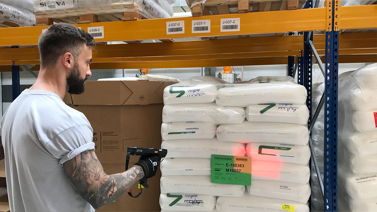 sabeu-lagerist-mit-scanner Lagerist der SABEU GmbH & Co KG arbeitet mit der mobilen Scannerlösung L-mobile warehouse