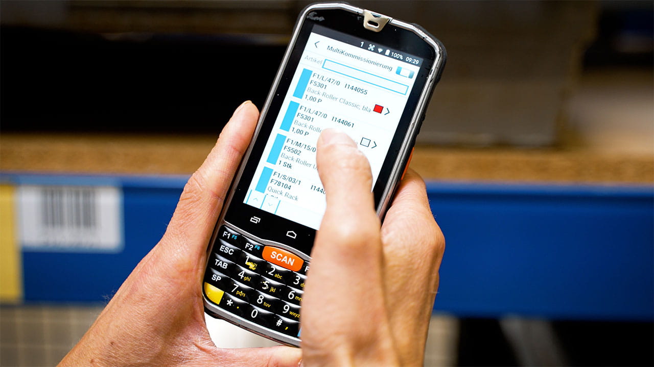 Die mobile Lagerlösung L-mobile warehouse im Einsatz auf einem Scanner beim Kommissionieren Die mobile Lagerlösung L-mobile warehouse im Einsatz auf einem Scanner beim Kommissionieren