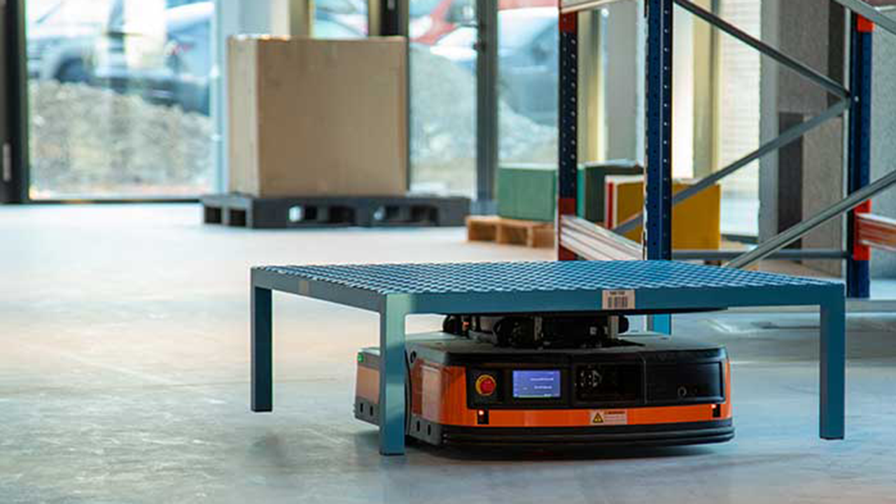 automatisierter-materialfluss-mit-fts-und-l-mobile-production Sistema de vehículos guiados automatizados en producción, rápidamente integrado con la solución L-mobile production; ampliable con tecnologías de la Industria 4.0, como e-kanban, e-label, pick-by-light y sistemas de seguimiento.