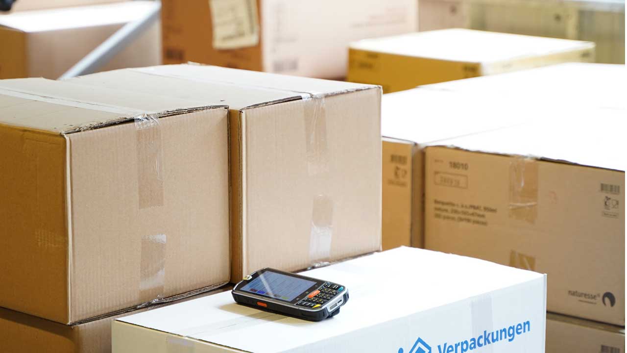 optimierte-lagerprozesse-bei-winkler-und-schorn Ein mobiles Endgerät liegt im Lager, das nun dank der mobilen Lagerlösung komplett digital strukturiert und direkt an das ERP ALPHAPLAN angebunden ist.