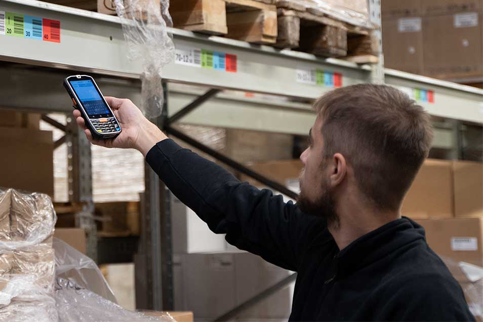 Dank der mobilen Kommissionierung der Lagerlösung für ALPHAPLAN wird der Mitarbeiter gezielt durch das Lager geführt – für einen schnellen und fehlerfreien Kommissionierprozess im Handel.