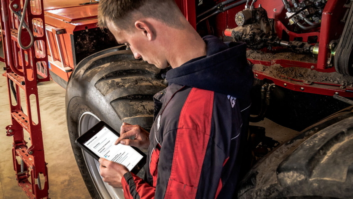 servicetechniker-mit-digitaler-checkliste Servicetechniker arbeitet mit digitalen Checklisten in L-mobile service und kann dank ERP-Integration alle erfassten Daten automatisch in das ERP übermitteln