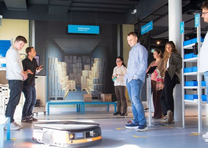 HfT-Stuttgart-Studenten-in-DF Hochschule für Technik Stuttgart zu Besuch bei L-mobile in der Digital Factory