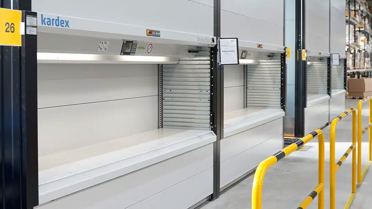 Einsatz eines Kardex Lagerlifts für ein automatisiertes Lagersystem Einsatz eines Kardex Lagerlifts für ein automatisiertes Lagersystem