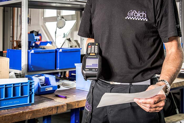 Entnahme von Waren aus dem Lager für die Produktion und Buchung mit Hilfe eines Barcodescanners und einer Lagerverwaltungssoftware Entnahme von Waren aus dem Lager für die Produktion und Buchung mit Hilfe eines Barcodescanners und einer Lagerverwaltungssoftware