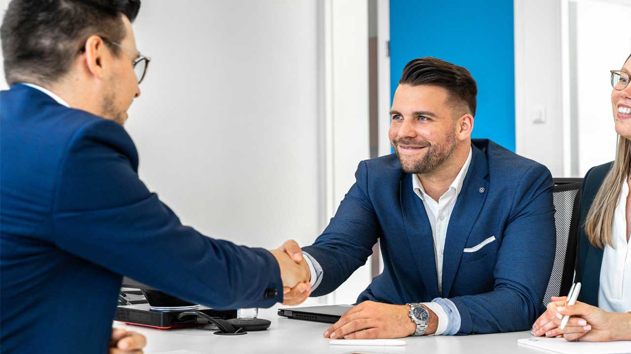 Handschlag zwischen Geschäftsleuten - so funktioniert das Microsoft Dynamics-Partnerprogramm