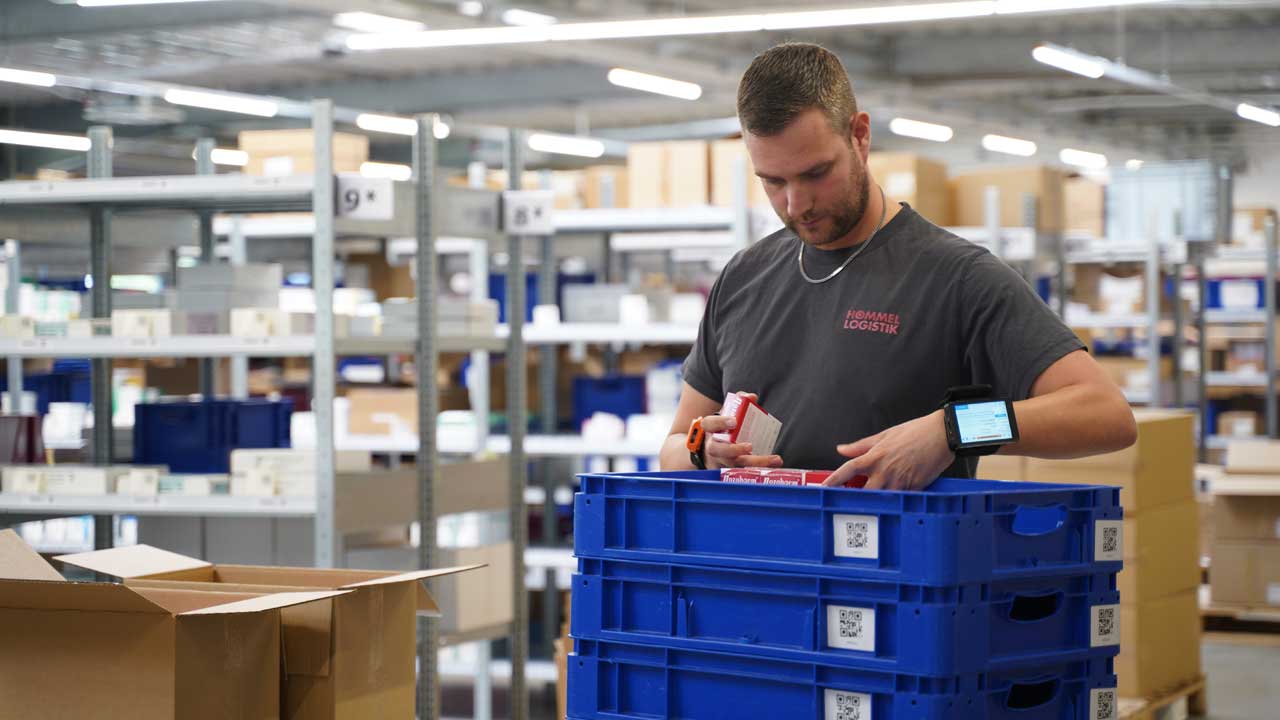 referenz-mobile-datenerfassung-an-microsoft-dynamics-365-business-central-hommel-pharma Ein Mitarbeiter der Hommel Pharma GmbH & Co. KG kommissioniert Waren mit der mobilen Datenerfassung L-mobile warehouse ready for MS Dynamics