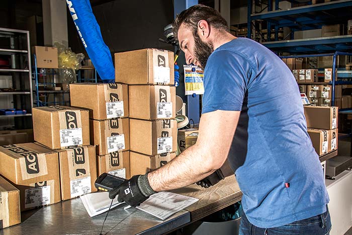 Ware verpacken und verbuchen für den Warenausgang mit einer Lagerverwaltungssoftware am mobilen Endgerät Ware verpacken und verbuchen für den Warenausgang mit einer Lagerverwaltungssoftware am mobilen Endgerät