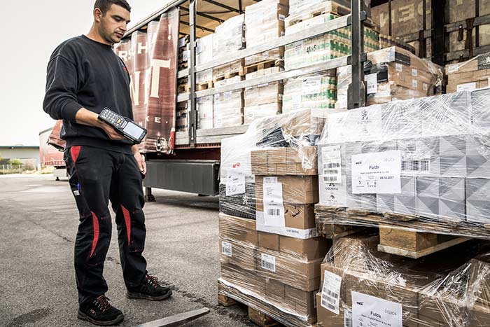 Wareneingang buchen mit Hilfe eines Barcodescanners und einer Lagerverwaltungssoftware Wareneingang buchen mit Hilfe eines Barcodescanners und einer Lagerverwaltungssoftware