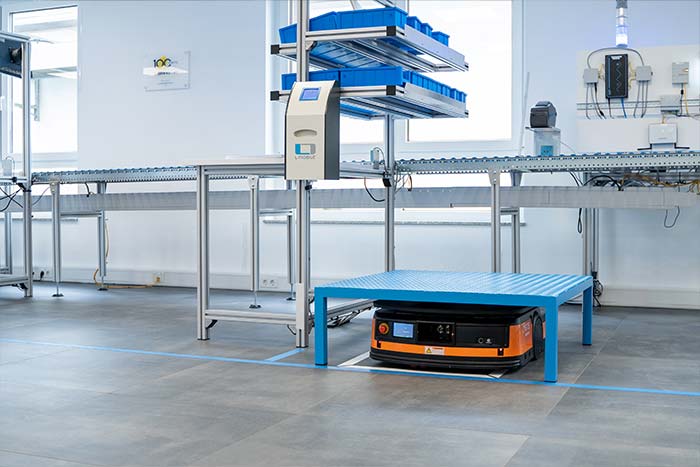 Fahrerloses Transportsystem (FTS) im Einsatz in der Produktion für die Automatisierung im Mittelstand Fahrerloses Transportsystem (FTS) im Einsatz in der Produktion für die Automatisierung im Mittelstand