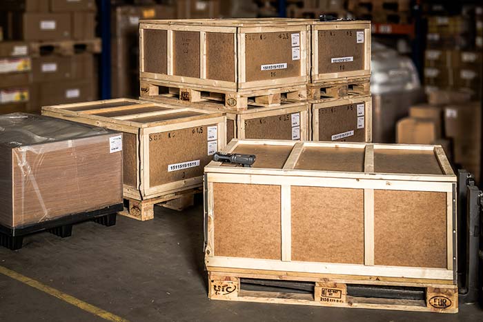 Transportkisten auf Paletten, die als typischer Ladungsträger gelten Transportkisten auf Paletten, die als typischer Ladungsträger gelten